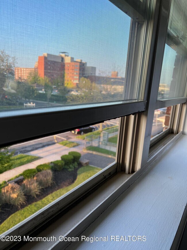 Building Photo - 304 4th Ave