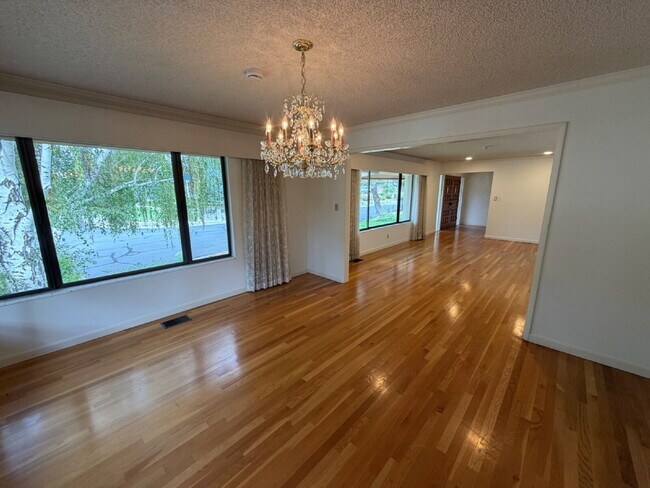 Building Photo - Lakeridge Shores Home!