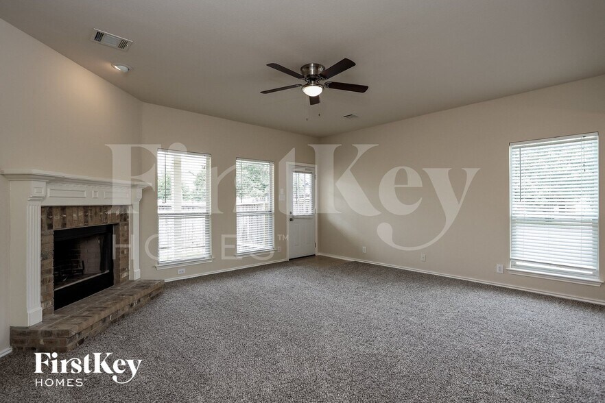 Building Photo - 101 Happy Tr