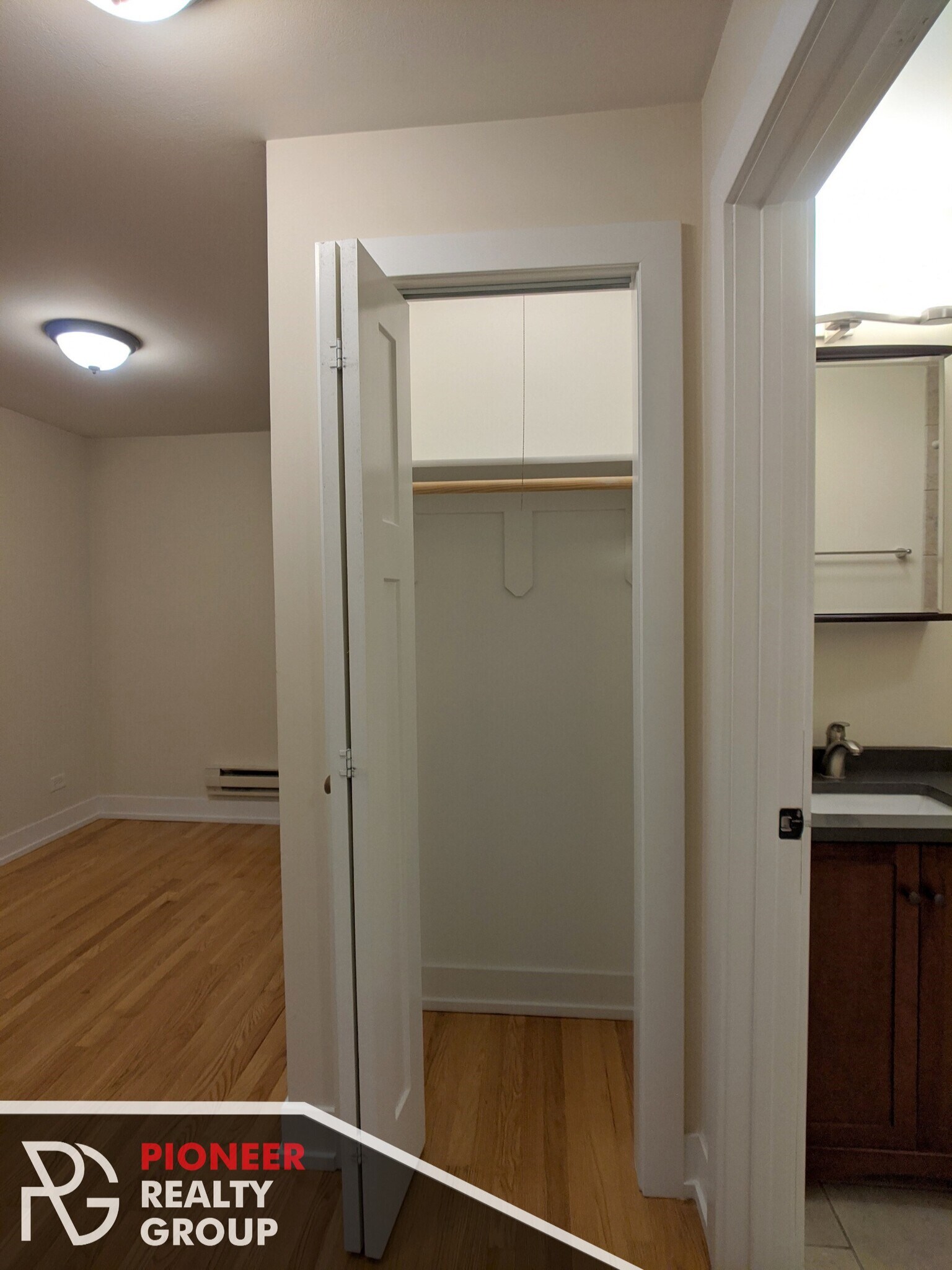 Building Photo - 557 W Arlington Pl