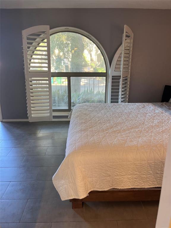 Building Photo - 505 W 7th St