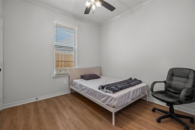 Building Photo - 3067 Royal Gdn Rd