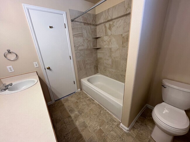 Building Photo - 3 bed/2.5 bath Available now! Milestone RES