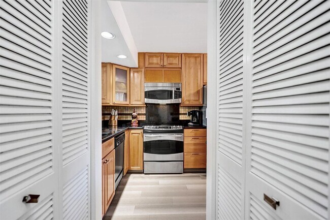 Building Photo - 270 Captains Walk