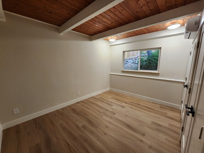 Building Photo - Beautifully Remodeled 2 bed 1 bath unit in...