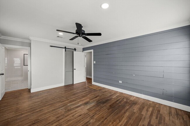Building Photo - Beautifully Updated 2/2 Cottage - Available now!