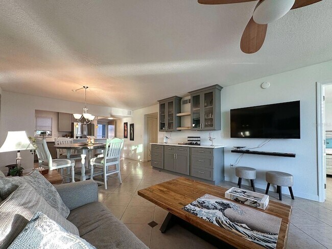 Building Photo - 7920 Sun Island Dr S