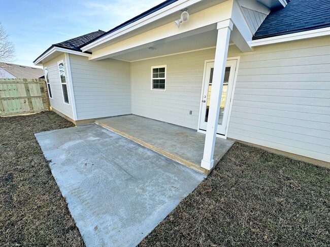 Building Photo - Stunning 4-Bedroom Home with Open Floor Plan & Fenced Backyard!