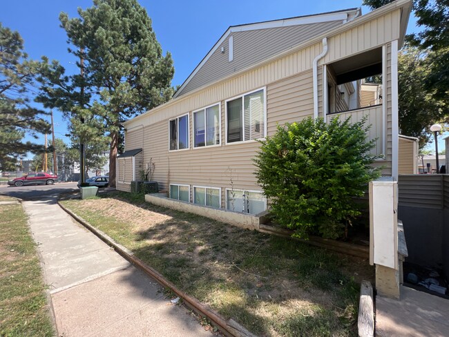 Building Photo - Garden Level Studio Within Walking Distance to Exposition Park!