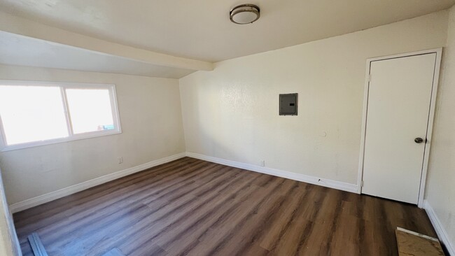 Building Photo - 43rd Pl. & Menlo Ave. Apartments