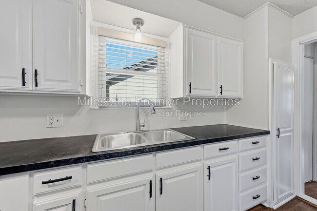 Building Photo - 1006 W Texas St