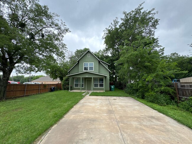 Building Photo - Updated 4 Bed 2.5 Bath Home - Close to TWU!
