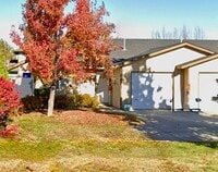 Building Photo - Cozy & Updated 2BD/2BA with Fenced Yard!