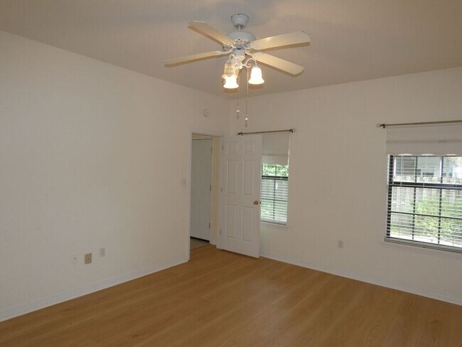 Building Photo - 4161 Longwood Cir