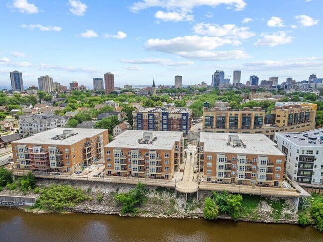 Building Photo - 1905 N Water St
