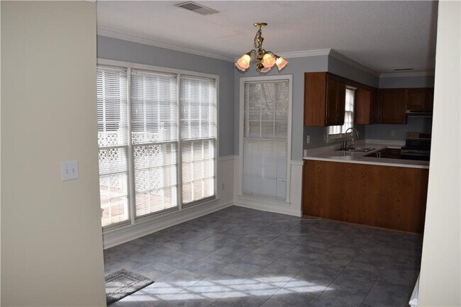 Building Photo - 490 Sherman Oaks Way