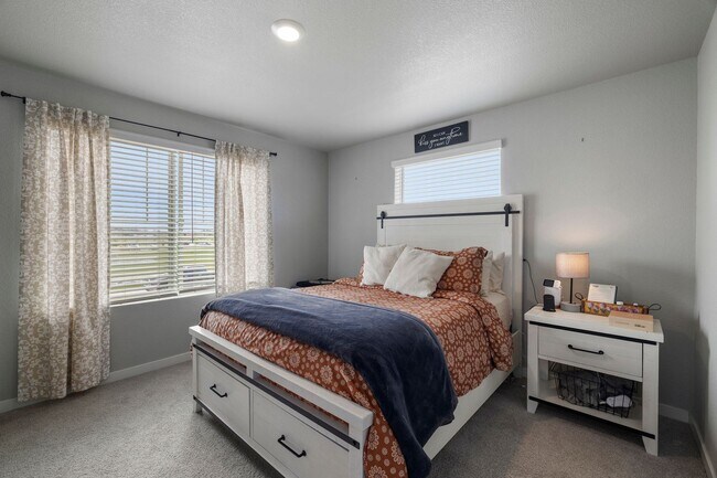 Building Photo - Beautiful 3-Bedroom Townhome with Park Vie...
