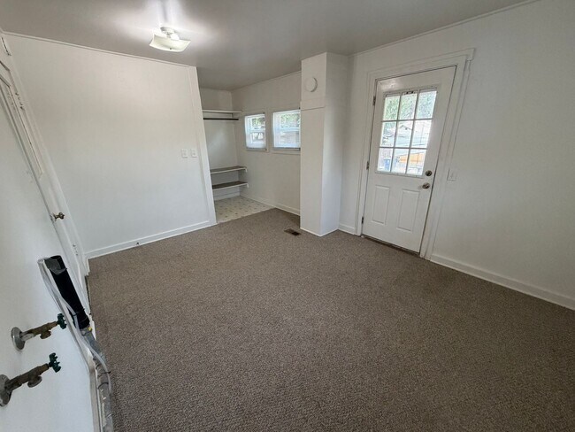 Building Photo - Adorable Shadle Bungalow - 2 Bed, 1 Bath