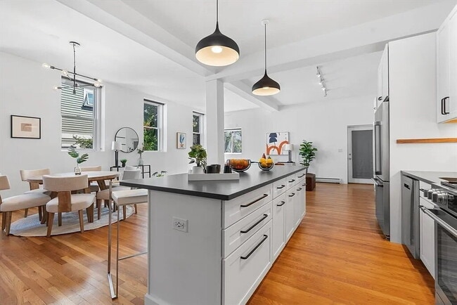 Building Photo - "Charming 1-Bed Retreat in Cambridge with ...