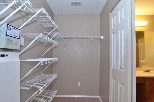 Building Photo - Spacious Home in Plum Creek