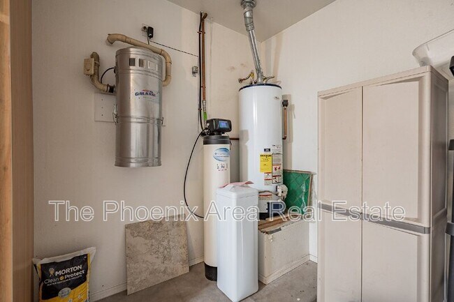 Building Photo - 4663 S Oleander Dr