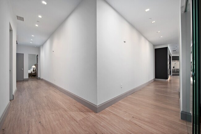 Building Photo - 824 Liberty Ave