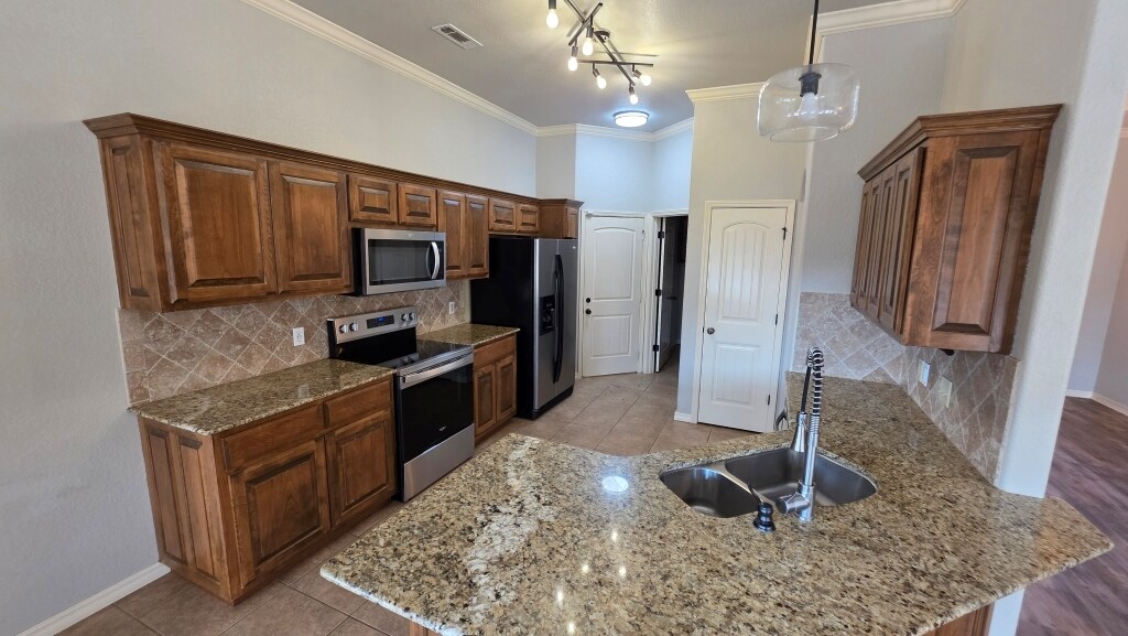 Building Photo - 3105 SW Pine Valley Rd