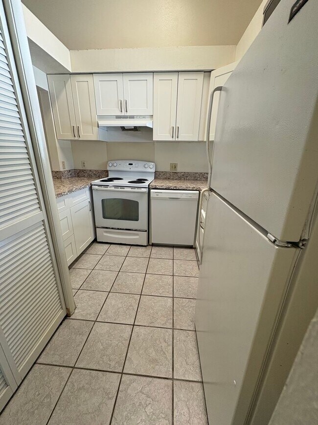 Building Photo - $3,000 / 2-BR / 2-BATH Townhouse with 1 pa...