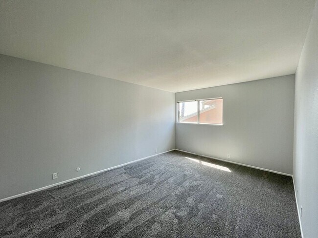 Building Photo - 2 Bedroom + 1.5 Bathroom Condo | Pierpont Beach | Ventura | Unfurnished