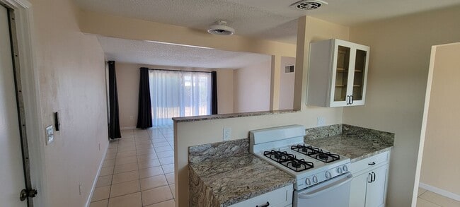 Building Photo - 3Bed/2Bath House w/1-Car Garage, Great Yar...