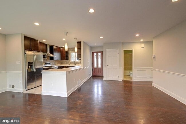 Building Photo - 8725 Susanna Ln