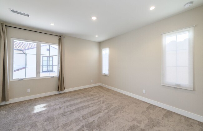 Building Photo - 3bedroom/3 bath/Gated Orchard Hill/Detached House for rent