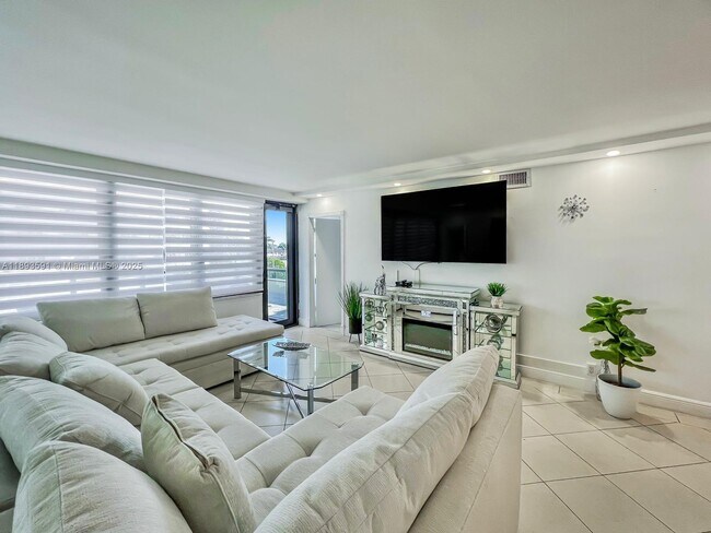 Building Photo - 5225 Collins Ave