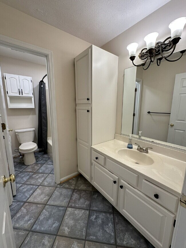 Building Photo - 3-Bedroom Townhome in Furnace Hills