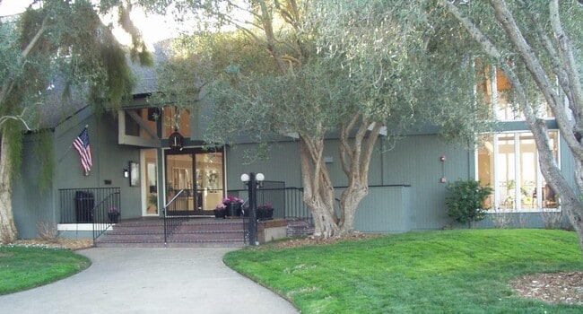 Building Photo - 135 Piccadilly Pl