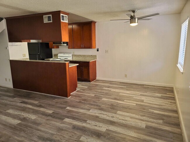 Building Photo - UPDATED RENTAL IN SACRAMENTO!