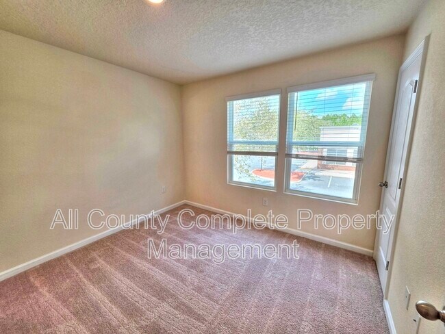 Building Photo - 3972 Vlg Vw Ln