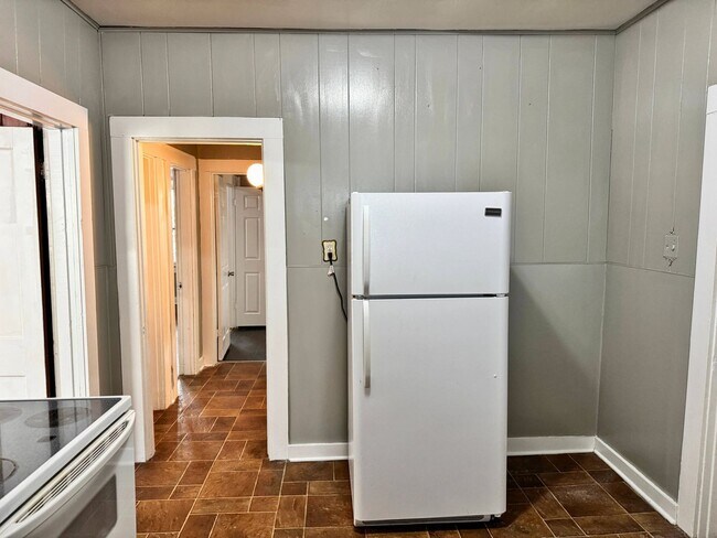 Building Photo - 3 Bed 1 Bath Craftsman Home