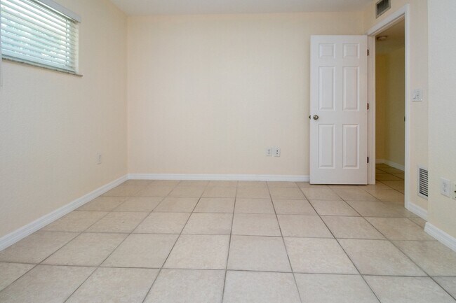 Building Photo - Indian Beach Park Duplex - walk to Ringling College!!