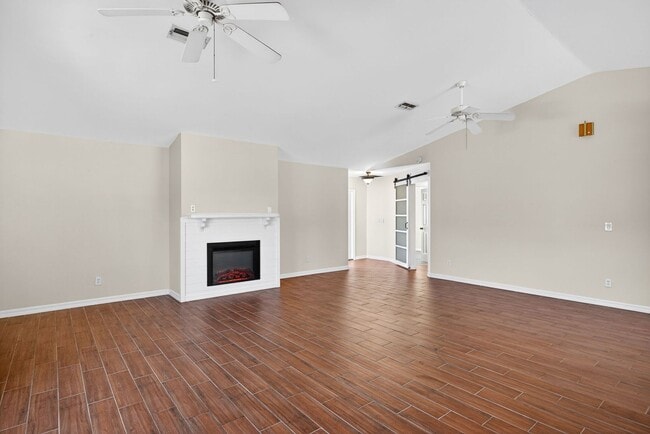 Building Photo - 2 Bedroom 2 bath Oversized Duplex with 2 Car Garage