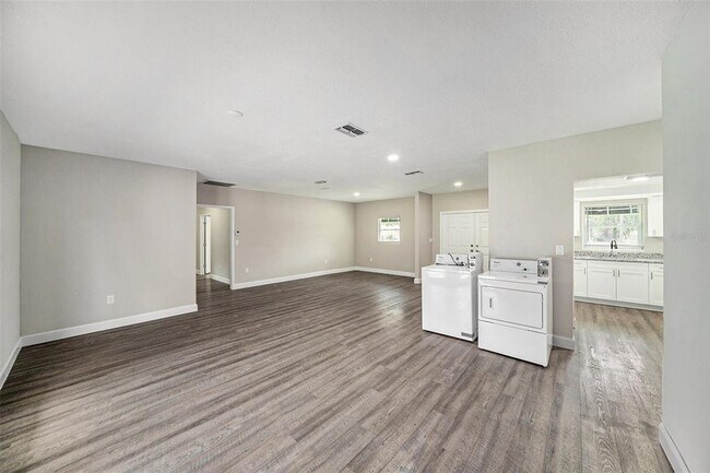 Building Photo - 11911 Pine Forest Dr