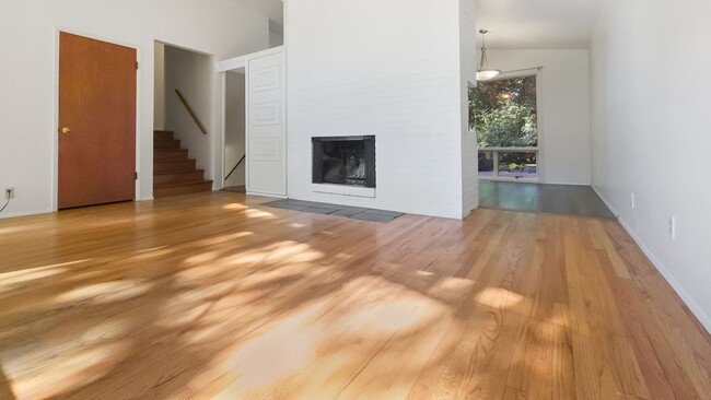 Building Photo - Charming Bellevue Home with Spacious Lot a...