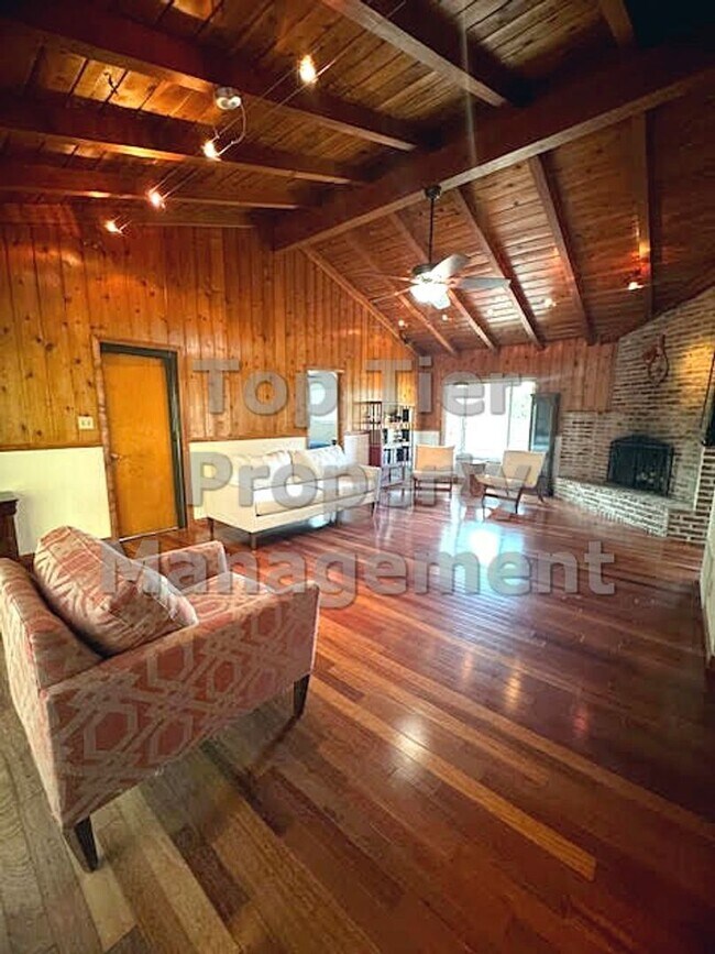Building Photo - 3 Bed/ 2 Bath Spacious Family Home with Su...