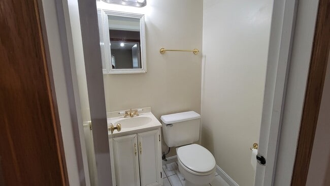 Building Photo - Stunning 4 Bedroom 2.5 Bathroom 3-Level Ho...