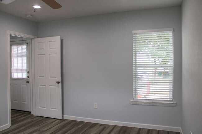 Building Photo - OLMOS PARK TERRACE DUPLEX