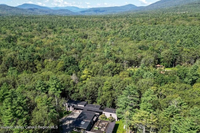 Building Photo - 70 Raybrook Dr