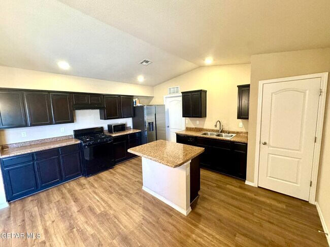 Building Photo - 1013 Villa Seca Dr