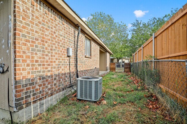 Building Photo - 722 Prairie Creek Dr