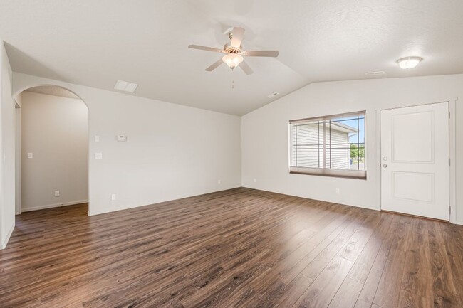 Building Photo - Montrose Rancher 3 bed 2 bath