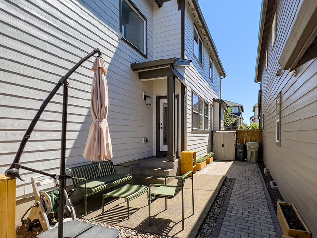 Building Photo - Exceptional 4 Bed + 2.5 Bath House ~  Beth...